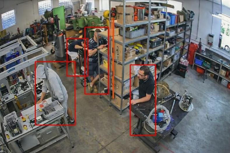 Kamera AI TS-Forklift rozpoznaje pracowników częściowo zasłoniętych regałami
