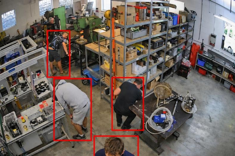 System TS-Forklift wykrywa pracowników kucających i pochylonych w hali magazynowej